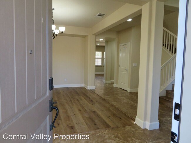 Foto del edificio - 4 br, 3.5 bath House - 671 N Colcannon Drive