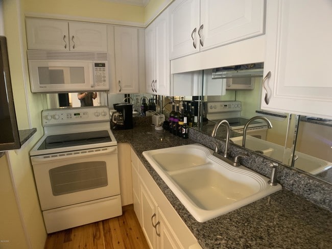 Building Photo - 6829 Thomas Dr