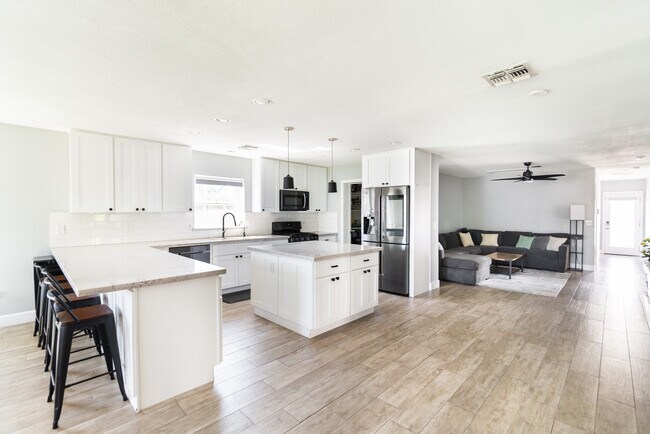 Foto del edificio - 2302 E Whitton Ave