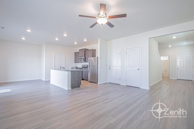 Building Photo - 1316 W 15th Ave