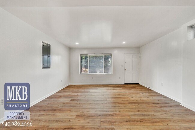 Foto del edificio - 802 Maryland Avenue - Duplex in Salem