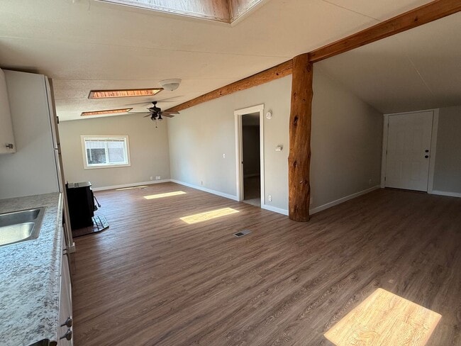 Building Photo - Newly Remodeled 3 Bedroom Home