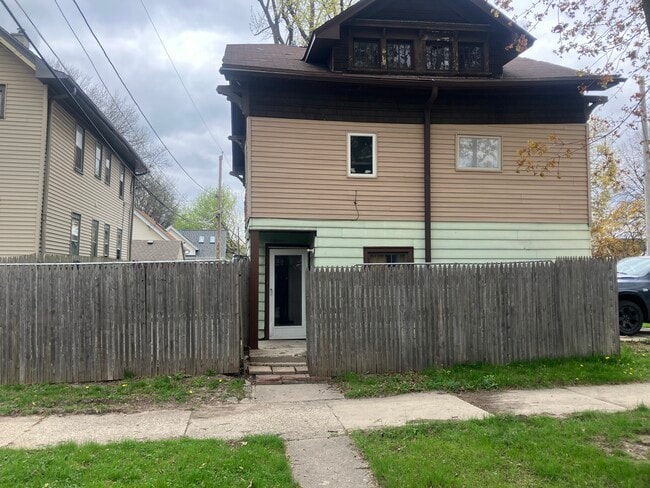 Building Photo - 1303 N Hawley Rd