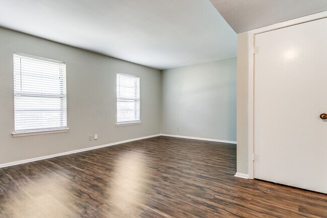 Building Photo - 3-BEDROOM DUPLEX IN ALAMO HEIGHTS ISD