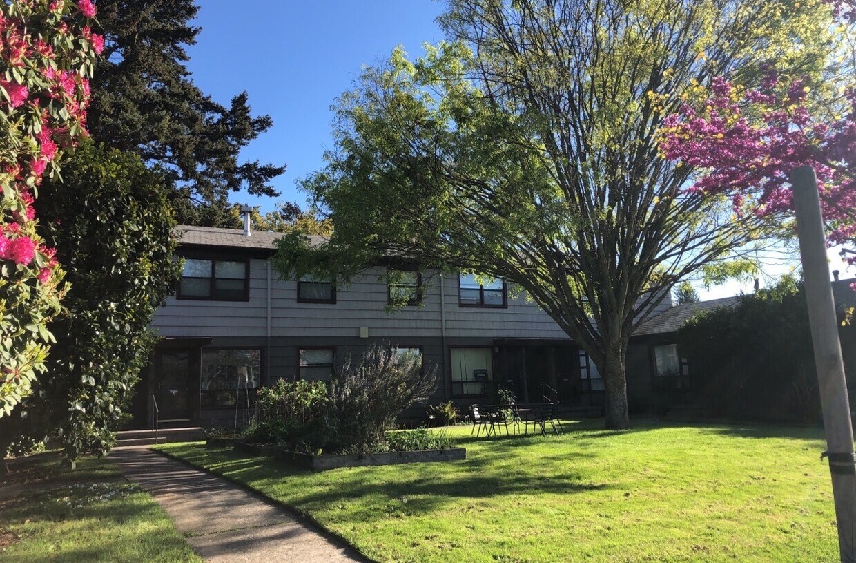 Primary Photo - 5802-5824 SE Belmont St