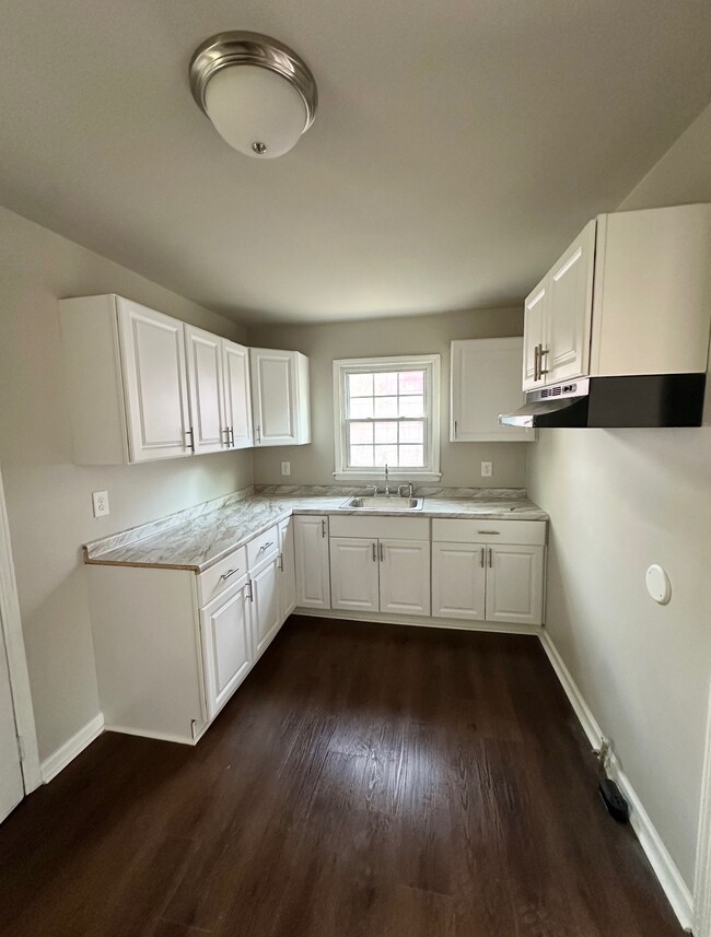 Building Photo - 424 34th Ave W