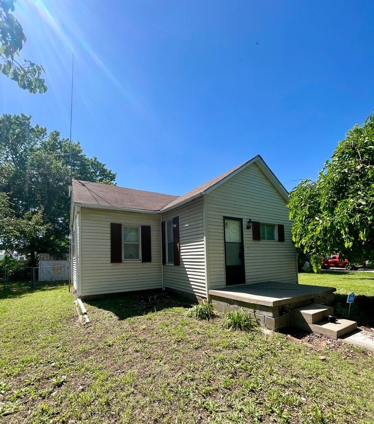 Primary Photo - 2 Bedroom House-HUGE YARD