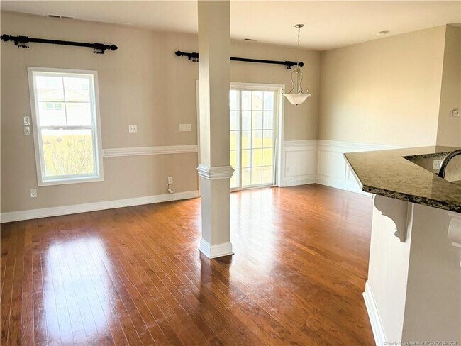 Foto del edificio - 951 Ronald Reagan Drive