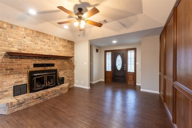 Building Photo - 328 Lake View Dr