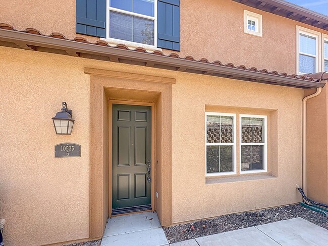 Building Photo - Beautiful 3B/2.5BA Townhome w/ Washer/Drye...