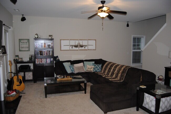 Foto del edificio - Spacious 4-Bedroom Home with Loft, New Carpet & Private Cul-de-Sac Location
