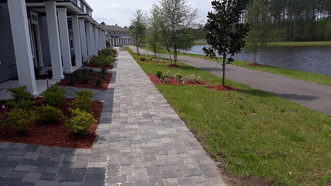 Porche delantero y senderos - 86808 Mainline Rd