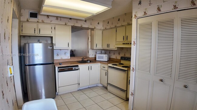 Foto del edificio - 7220 Lake Cir Dr