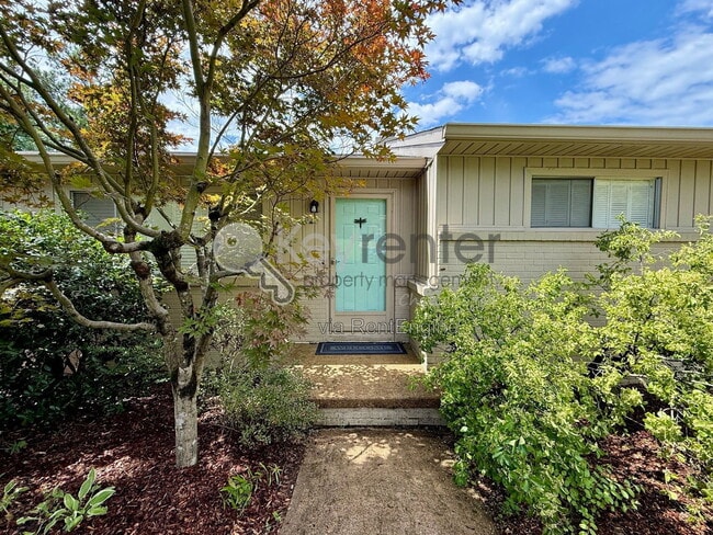Building Photo - 1406 Highland Way