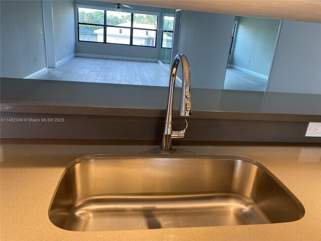 Foto del edificio - 3501 Village Blvd