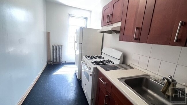 Building Photo - 444 Halsey St
