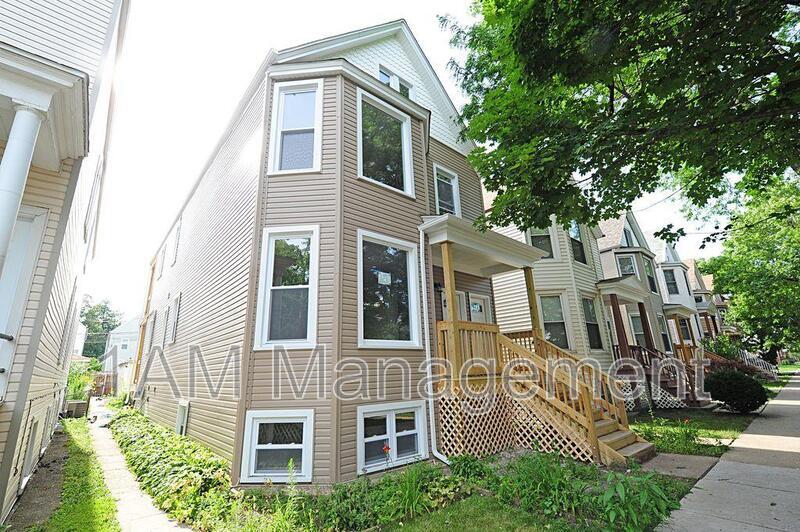 Foto principal - 3242 N Ridgeway Ave