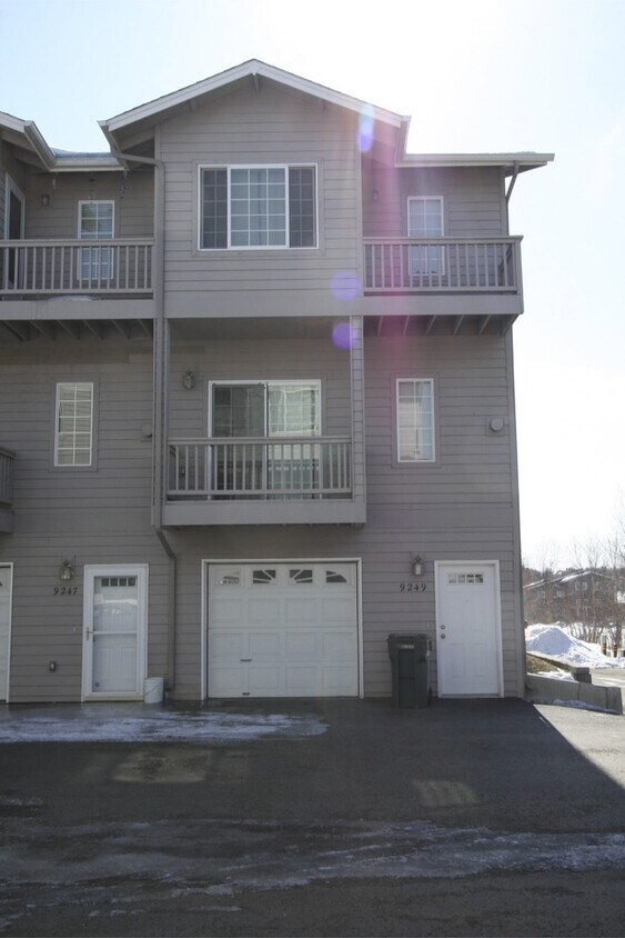 Primary Photo - 2 Bedroom Townhouse near Sand Lake!
