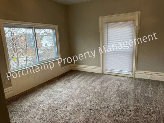 Foto del edificio - 547 Coit Ave NE