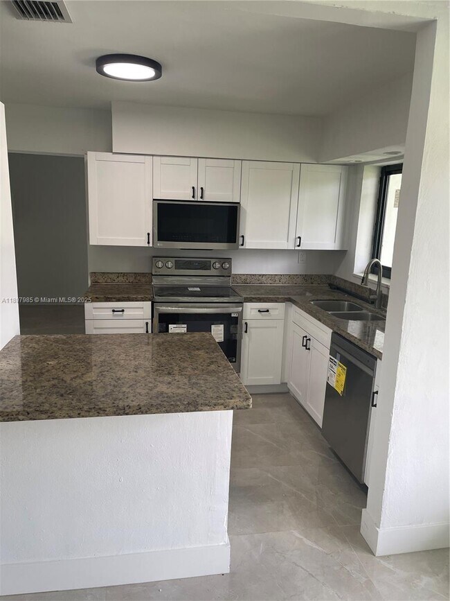 Foto del edificio - 4310 NW 182nd St