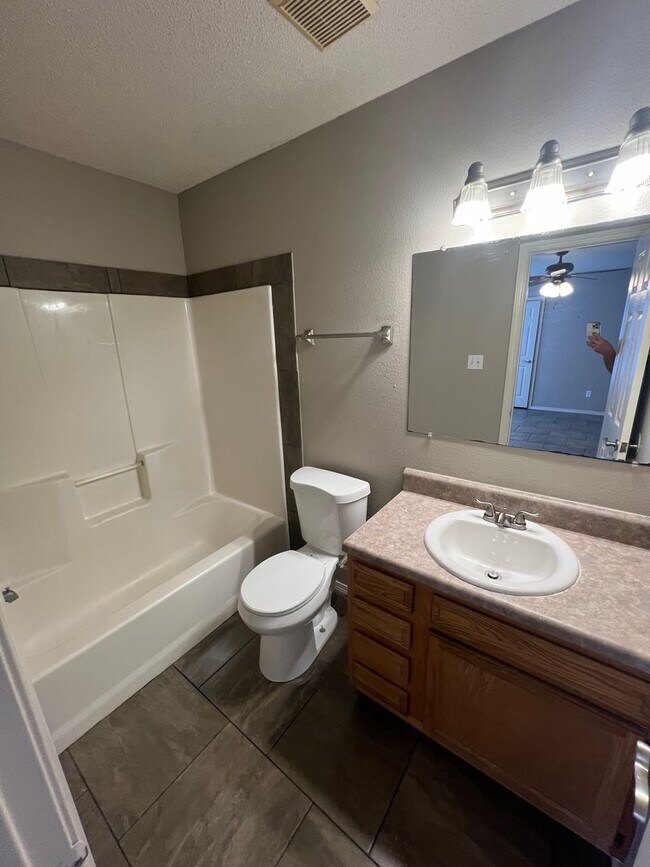 Foto del edificio - 3 Bed 2 Bath House with 2 Car Garage.  Has Gas Heat & Hot Water.