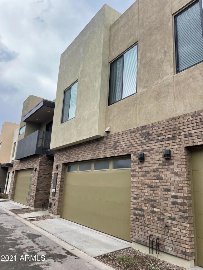 Building Photo - 901 S Smith Rd