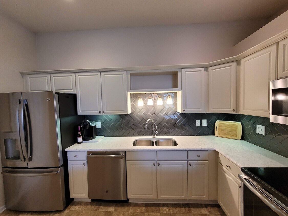 Glass Tile Backsplash - 6218 Donegan Way