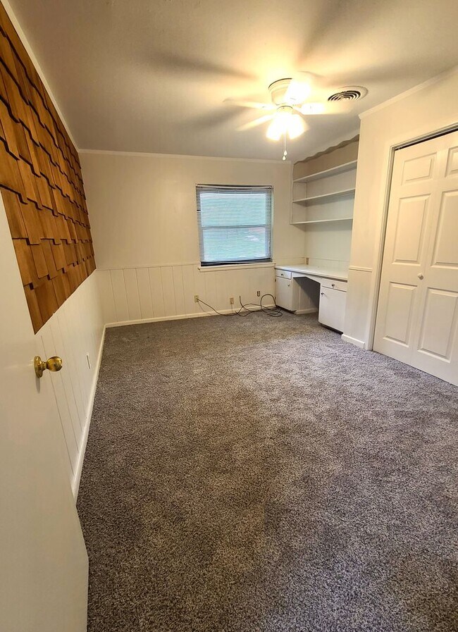 Foto del edificio - 2315 Pine Crest Dr