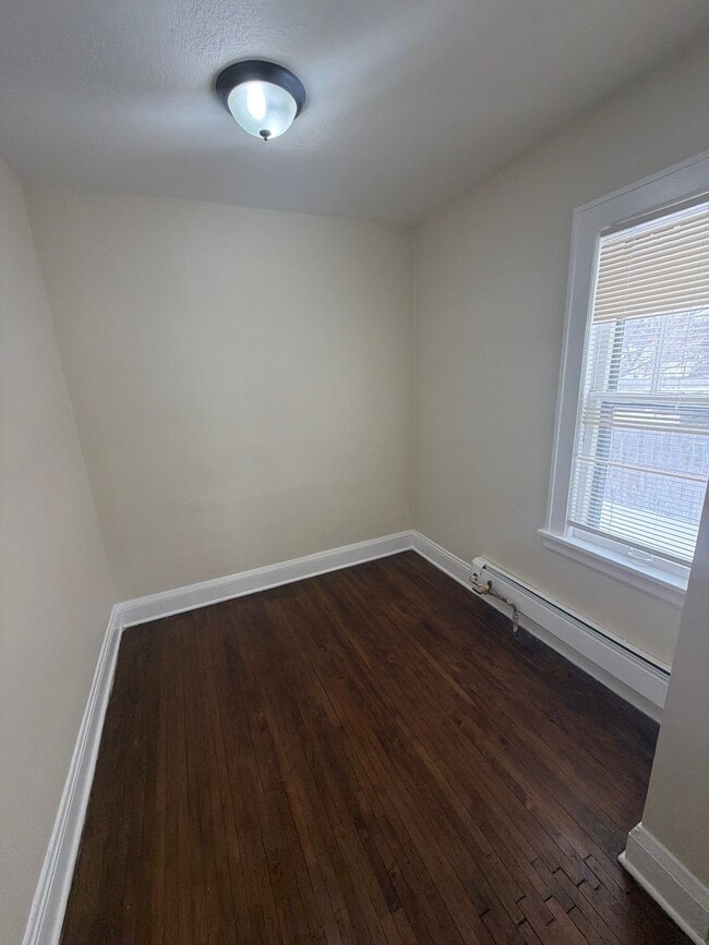 Foto del edificio - 583 Reaney Ave E
