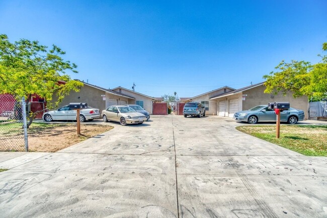 Building Photo - 508 S Dearing Ave