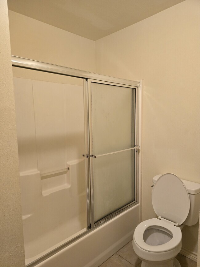 Ducha-Bañera - 100 Brodnax Dr