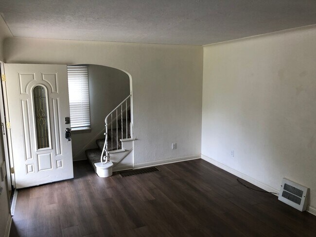 Foto del edificio - Three Bedroom House for rent