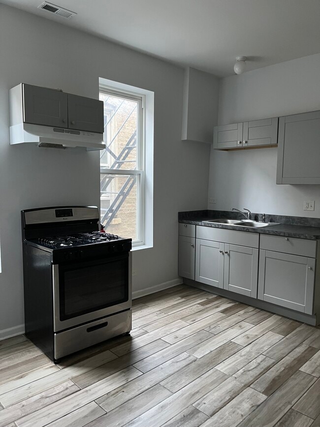 Building Photo - 1527 W 18th St