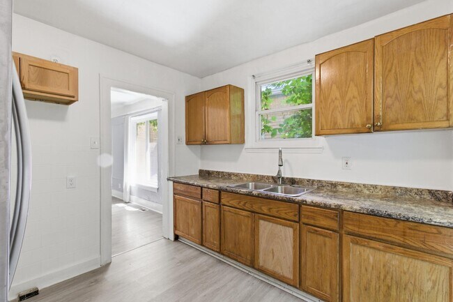 Building Photo - 15087 Pinehurst St