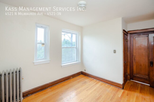 Building Photo - Spacious Top Floor 1 bed with Heat Include...