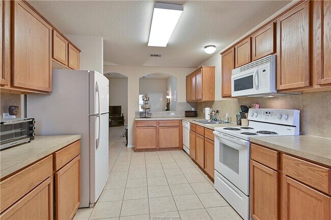 Foto del edificio - Available Aug 2026!! Great 3/3 Close to Everything!!