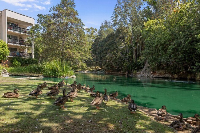 Foto del edificio - Resort-Style 2-Bed, 2-Bath Condo with Lake...