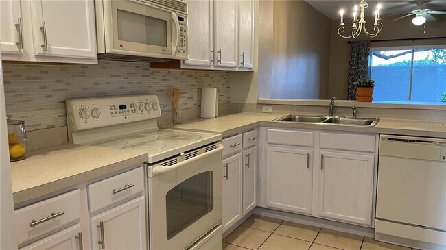 Building Photo - 10604 Savannah Wood Ct