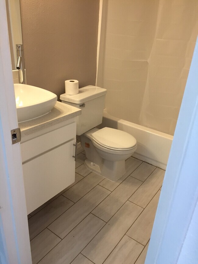 Foto del edificio - Beautiful 1 Bed/1 Bath Condo Apartment wit...