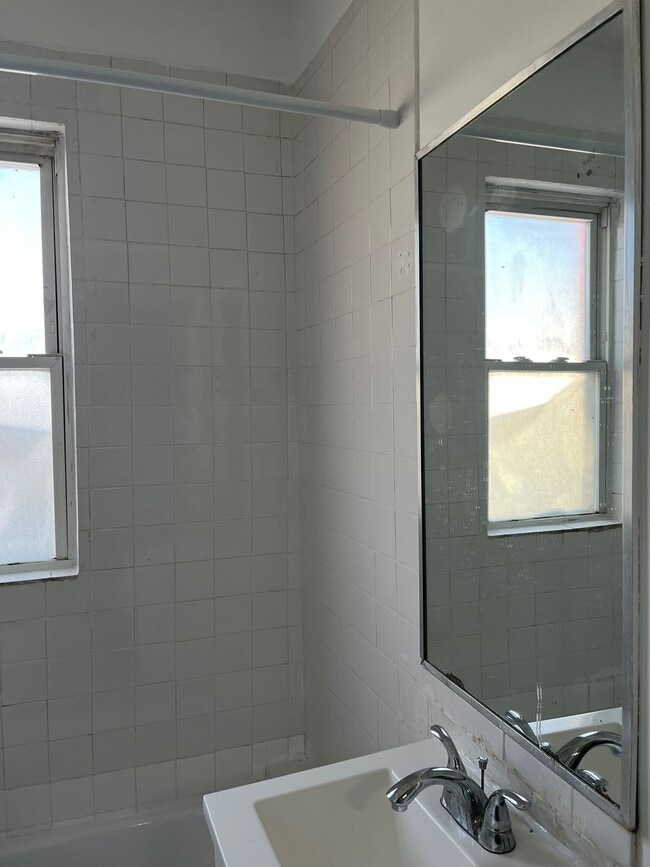 Building Photo - 72 Rose Ave