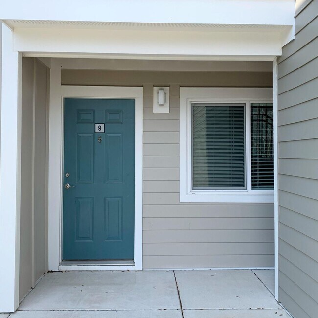 Building Photo - 273 Alexandra Dr