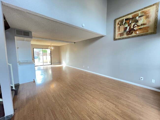 Foto del edificio - Charming 2 story townhome waiting for you.