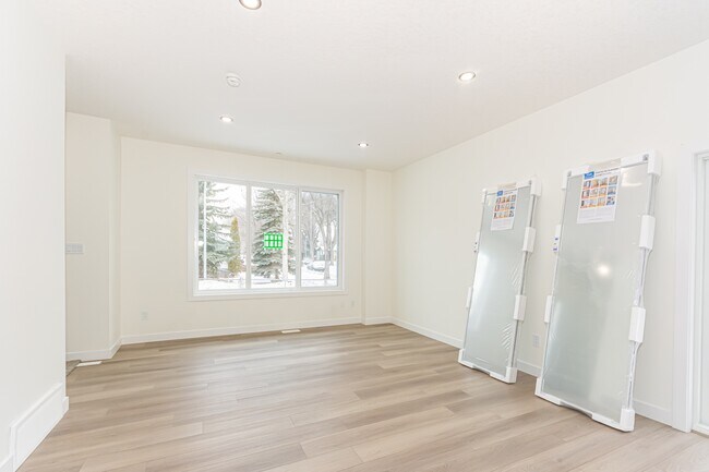 Photo du bâtiment - 15103-15196 96 Ave NW