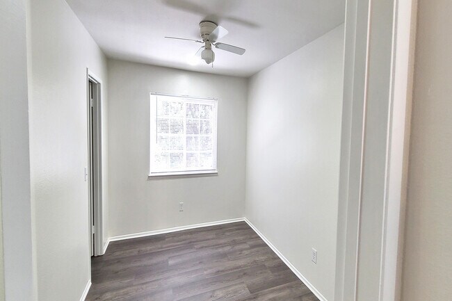 Foto del edificio - 10000 Hanna Ave