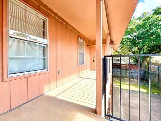 Building Photo - Three Bedroom Apartment with Spacious Dining and Living Area