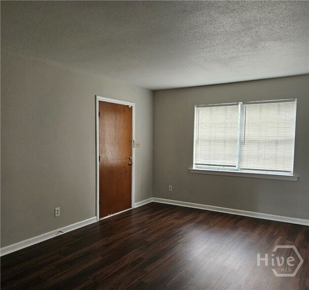 Foto del edificio - 4407 Caroline Dr