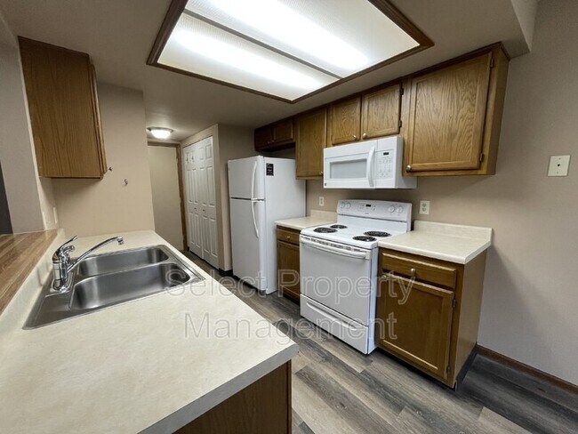 Building Photo - 4904 Pinebrook Dr