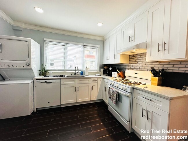 Building Photo - 19 Larose Plz