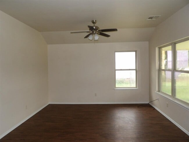 Building Photo - 804 N Evans Ave