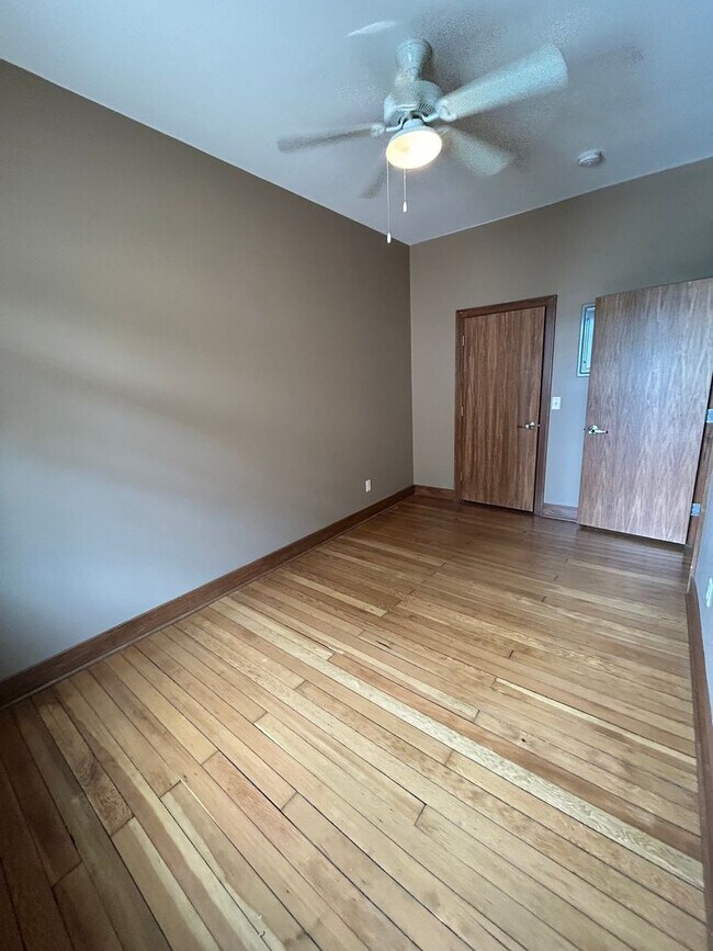 Building Photo - One Bedroom Apartment
